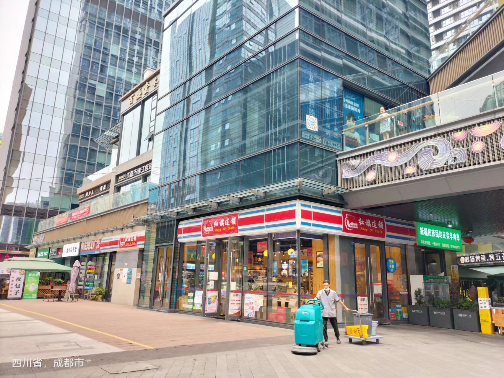 锦江区东大街，写字楼旁，（红旗超市）年租9万，房东包税！