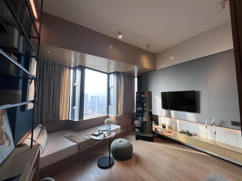南二环6号线地铁口100米6000单价买现房4.3米层高公寓，可做LOFT双层使用
