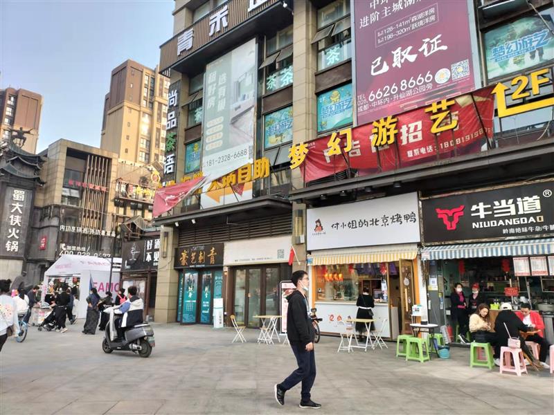 3号线地铁口，华润万家商场出入口旁《北京烤鸭》，年租8万，带外摆！