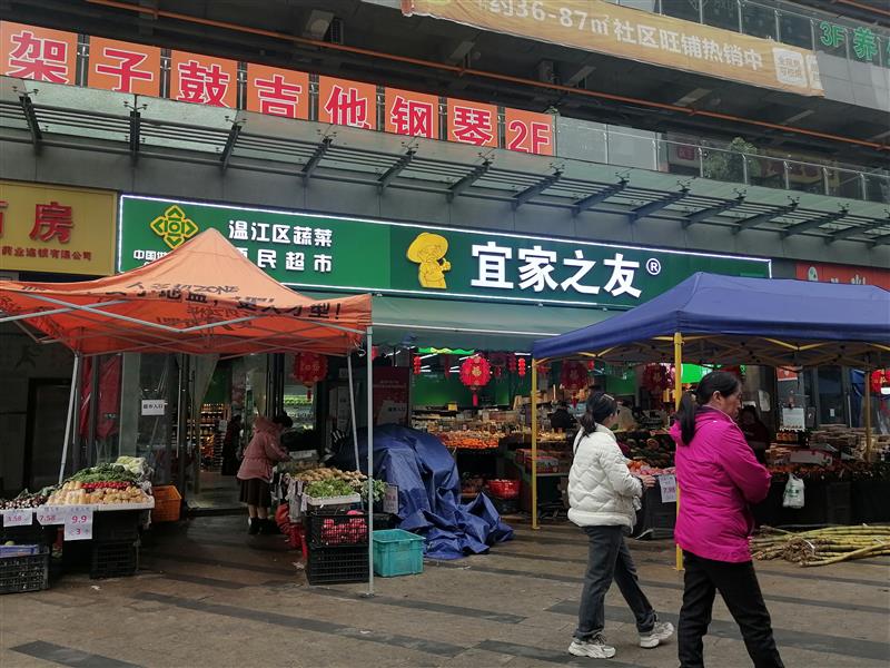 小区门口第三间（蔬菜超市），年租7万，双边街，低于市场出售！