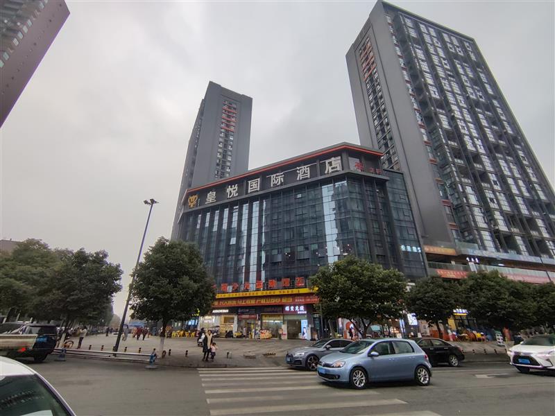 4号线涌泉地铁口，十字路口皇悦国际酒店整层出售，精装单价6800一平！