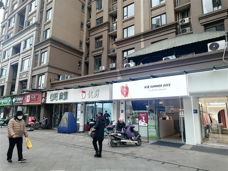 网红奶茶店（树夏）年租16万，双边街，紧靠地铁口，产权清晰！