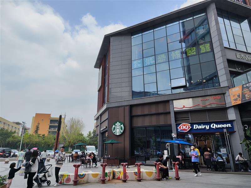 大丰临街成熟转角旺铺《DQ》奶茶店，年租10万，户型方正带外摆！