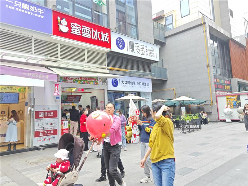 温江大学城，双边街（蜜雪冰城）年租8万，全业态可餐饮，带大外摆！