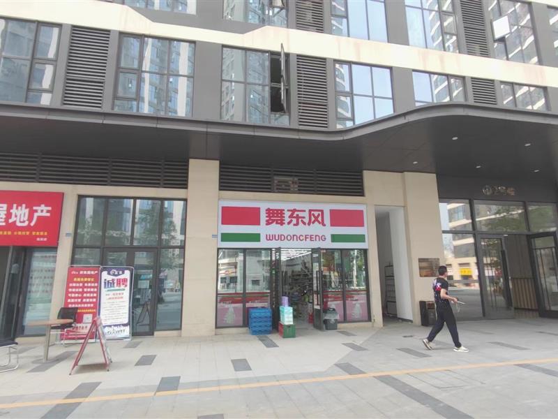 公寓一楼门口（舞东风）连锁超市，年租8万，全业态可做餐饮，6米层高！