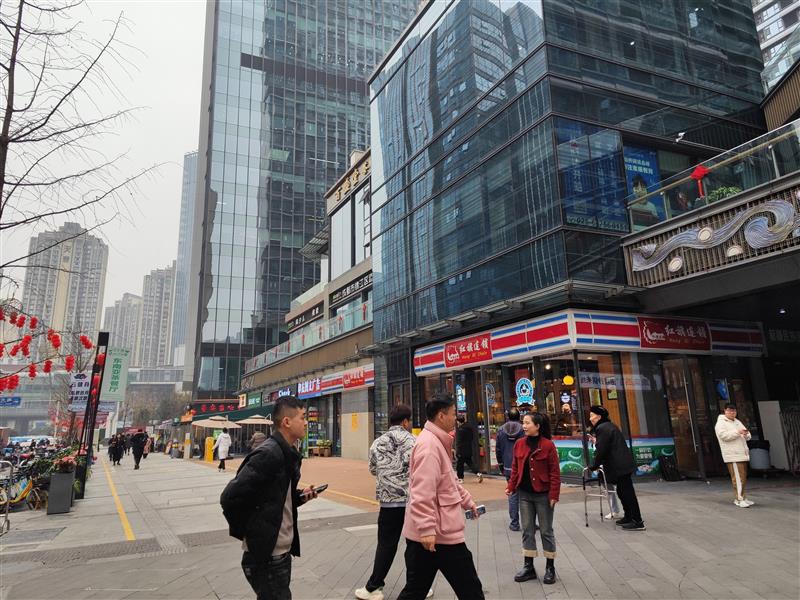 锦江区写字楼下转角《红旗连锁》，年收36万，商业街区人流出入口！