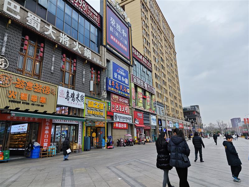 二仙桥地铁口，现租（乌鸡米线，年租10万）双边街，人流大，住宅密集
