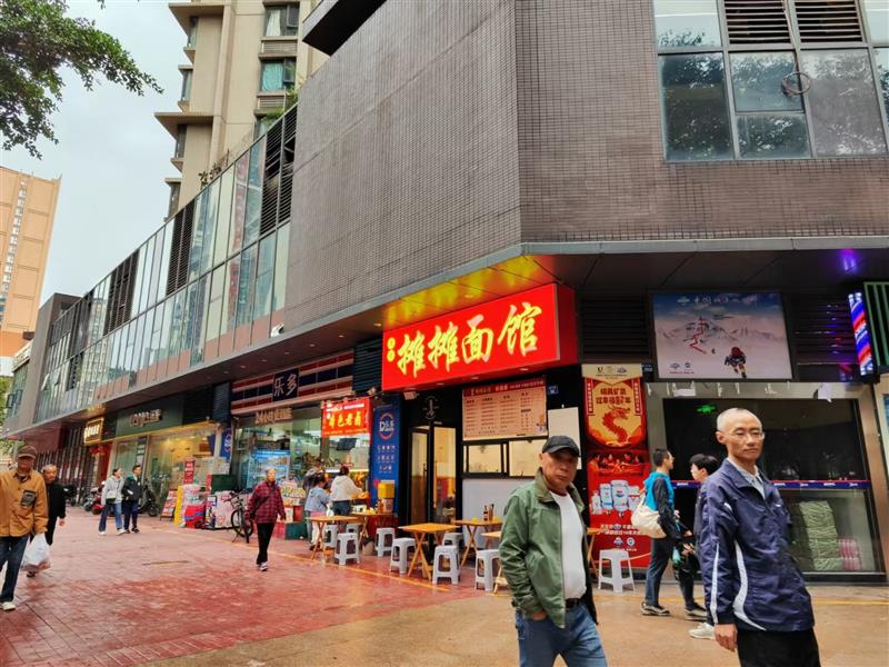 建设路临街餐饮旺铺，年租12.6万，小区门口双边街，带外摆！