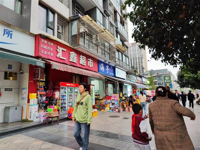 动物园万人小区超市铺，年租17万，超大人流带外摆！