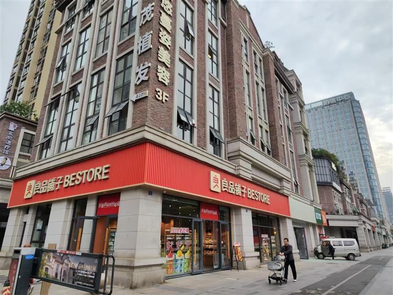十字路口临街转角旺铺《良品铺子》，年租30万，大开间带外摆！